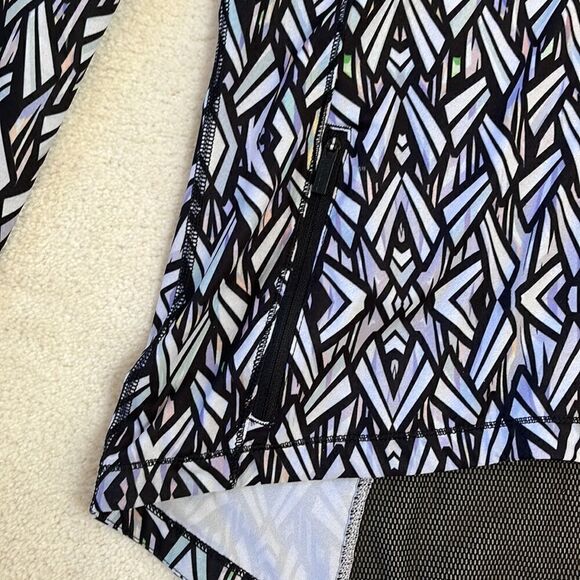 Titika Active Couture Women's Size 8 Black and White Jacket Graphic Zip. - Picture 2 of 6